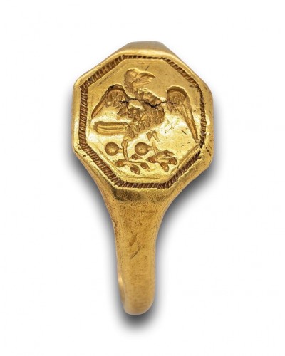 Signet Ring In Fine Carat Gold Engraved With A Falcon. English, Early 17th  - 