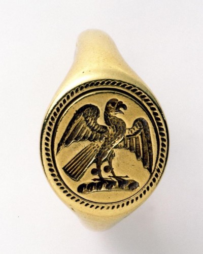 XVIe siècle et avant - Chevalière Ben or haut carat gravée d'un faucon, Angleterre début du XVIIe siècle.