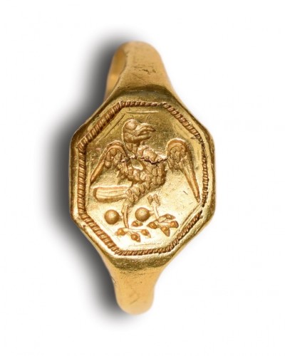 Signet Ring In Fine Carat Gold Engraved With A Falcon. English, Early 17th  - 