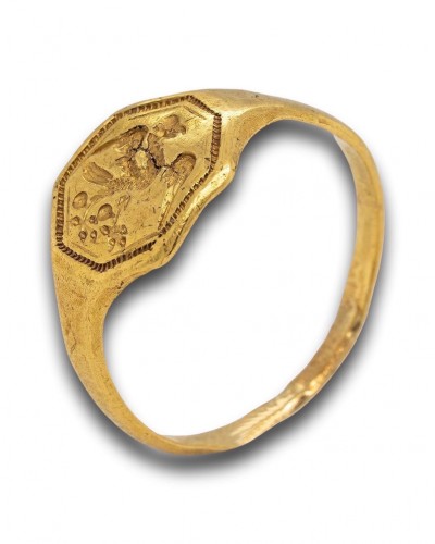 Antiquités - Signet Ring In Fine Carat Gold Engraved With A Falcon. English, Early 17th 