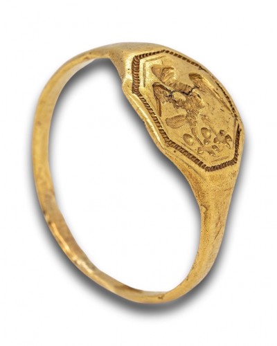 Antiquités - Signet Ring In Fine Carat Gold Engraved With A Falcon. English, Early 17th 