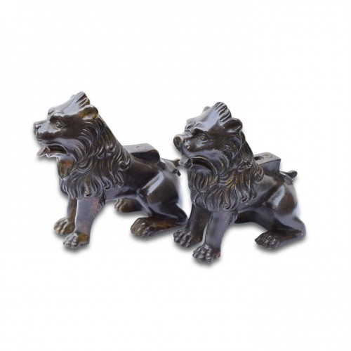 Matched pair of Renaissance bronze lions. Italian, 16th, 17th century - 