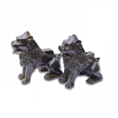 Paire assortie de lions Renaissance en bronze. Italie XVIe, XVIIe siècle - 