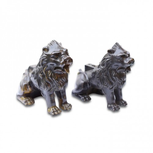 Antiquités - Paire assortie de lions Renaissance en bronze. Italie XVIe, XVIIe siècle