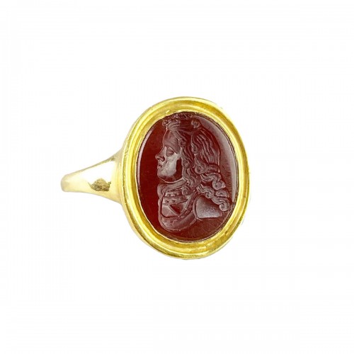Ring with intaglio of Joseph I (1678-1711) - 17th century, later gold ring.