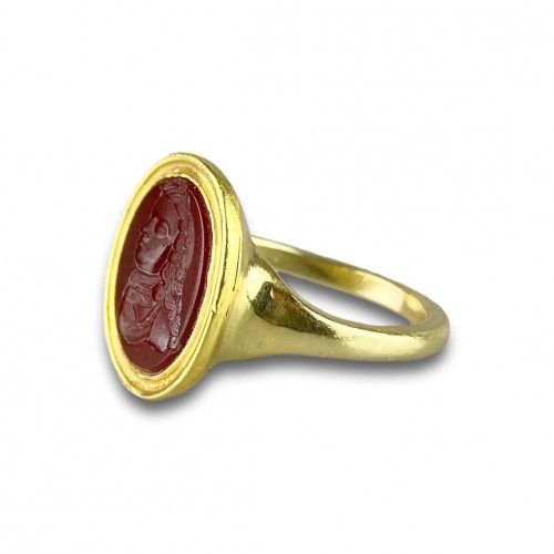 Ring with intaglio of Joseph I (1678-1711) - 17th century, later gold ring. - Antique Jewellery Style 