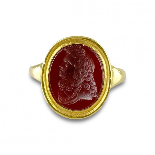 Ring with intaglio of Joseph I (1678-1711) - 17th century, later gold ring. - 