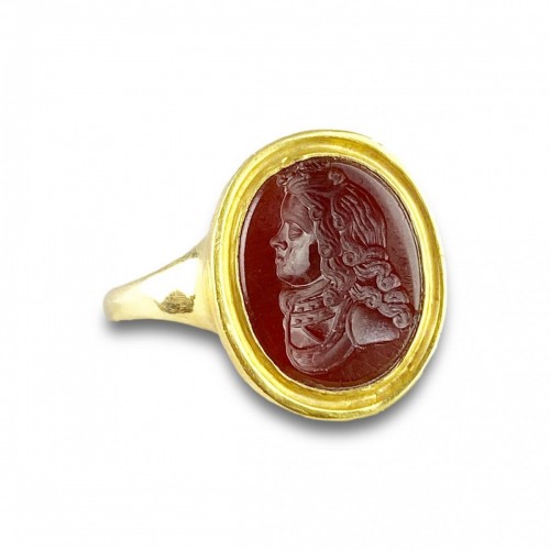 Antiquités - Ring with intaglio of Joseph I (1678-1711) - 17th century, later gold ring.