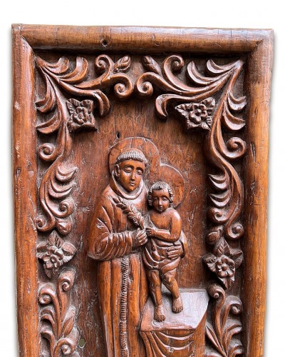 Relief en bois représentant  Saint Antoine et l'Enfant Jésus, Goa 18e siècle - 