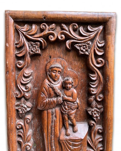 Hardwood relief with Saint Anthony and the Christ Child. Goa, 18th century. - 