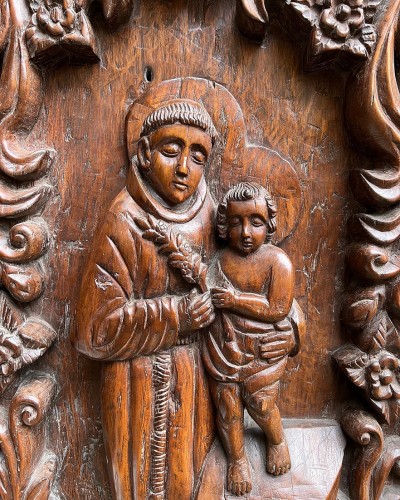 Antiquités - Relief en bois représentant  Saint Antoine et l'Enfant Jésus, Goa 18e siècle