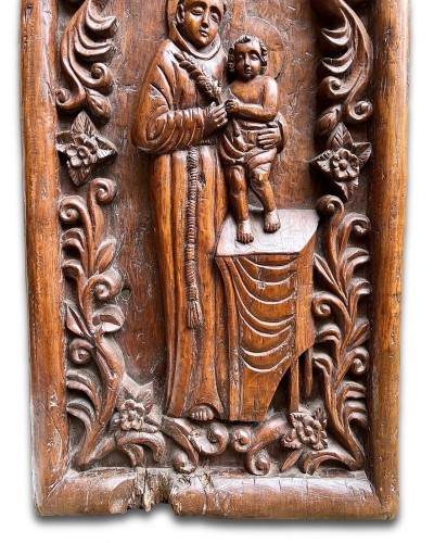 Antiquités - Relief en bois représentant  Saint Antoine et l'Enfant Jésus, Goa 18e siècle