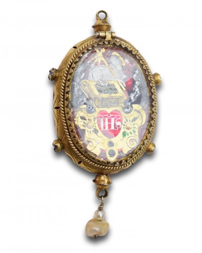 17th century - Silver gilt and rock crystal verre églomisé pendant. German circa 1600