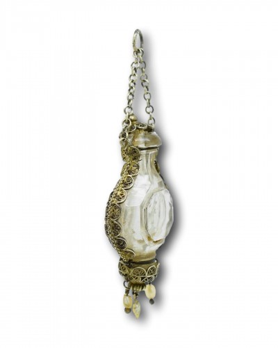 Silver gilt filigree mounted rock crystal flask pendant. Spanish, 17th cent - 