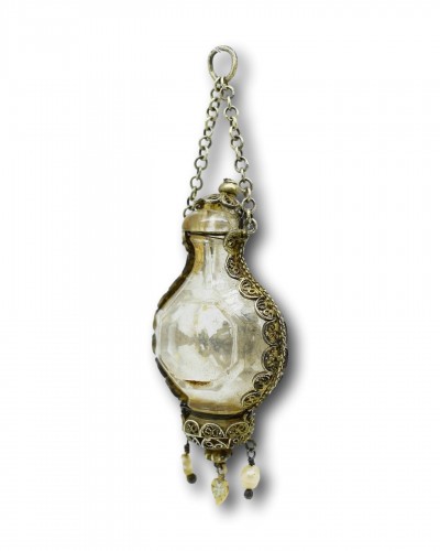 XVIIe siècle - Pendentif flacon en cristal de roche monté en filigrane d'argent vermeil, Espagne 17e siècle