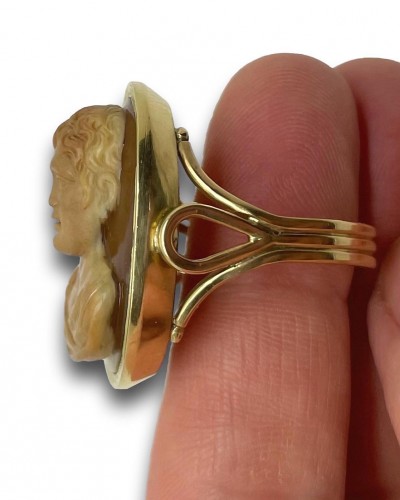 Bijouterie, Joaillerie  - Bague camée en agate avec un buste d'un prince julio-claudien, Italie XVIIIe siècle