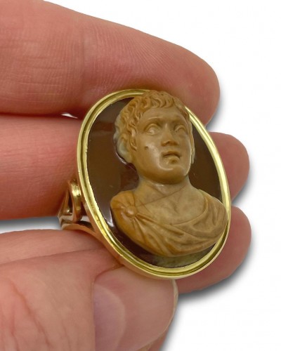 Agate cameo ring with a bust of a Julio-Claudian Prince,  Italy 18th century - 