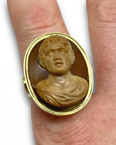 XVIIIe siècle - Bague camée en agate avec un buste d'un prince julio-claudien, Italie XVIIIe siècle