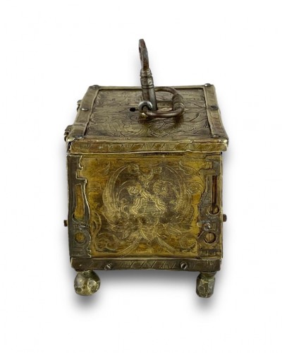 Coffret miniature Renaissance en laiton doré, Allemagne du Sud XVIIe siècle - Objets de Vitrine Style 