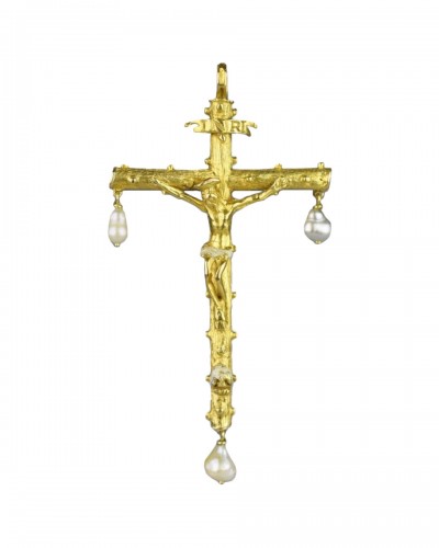 Pendentif crucifix Renaissance en or et émail, Espagne fin XVIe siècle.