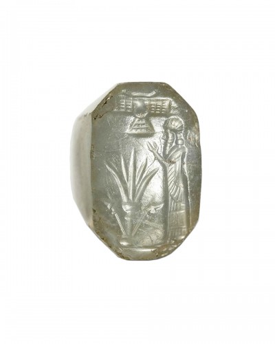  A bluish-grey chalcedony stamp seal with a cultic scene. 