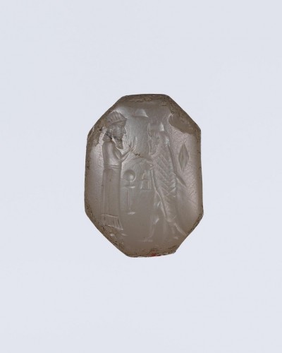 Avant JC au Xe siècle - Cachet en calcédoine gris bleuté avec une scène cultuelle