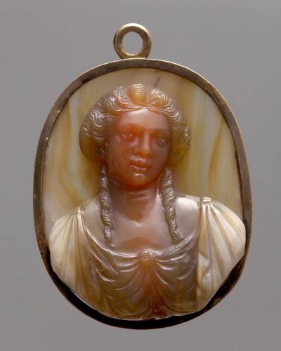 17th century - Agate bust of a Muse set with a Roman intaglio. Italian, c.1600