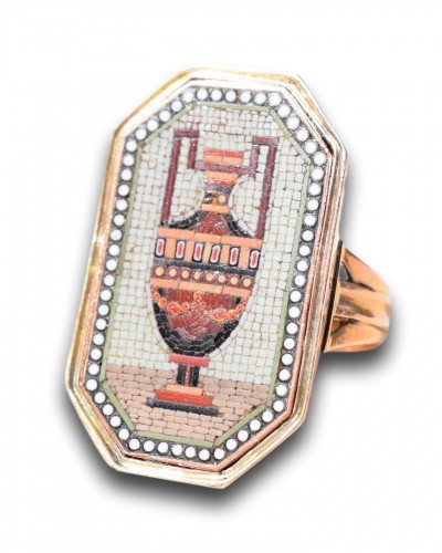 Bijouterie, Joaillerie  - Micro mosaïque représentant un vase, monté en bague - Italie vers 1800