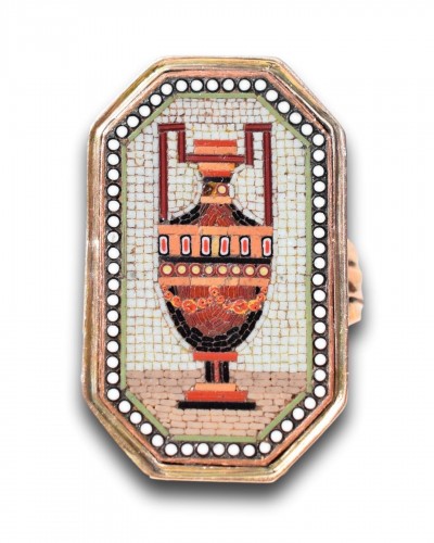 Neo-Classical micromosaic twin handled vase ring. Italian, circa. 1800. - 