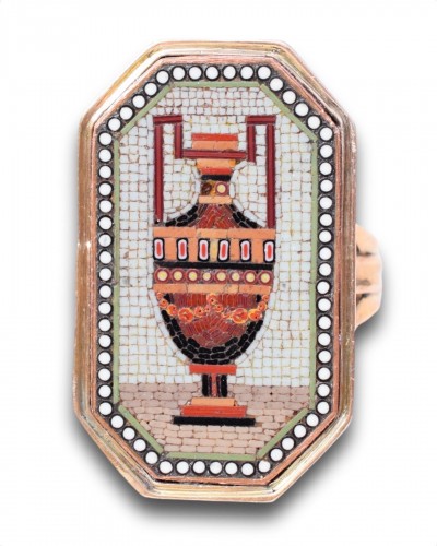 Micro mosaïque représentant un vase, monté en bague - Italie vers 1800 - 