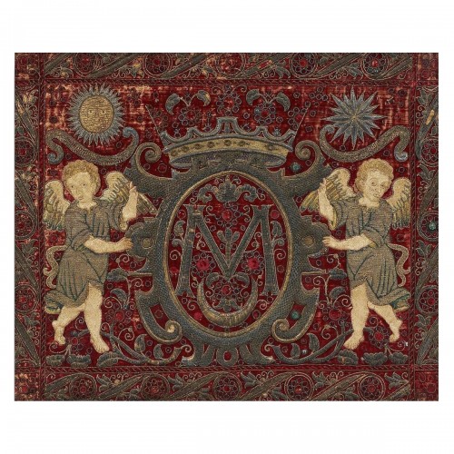 Panneau dalmatique en velours rouge avec applications d'anges, Espagne XVIe siècle.