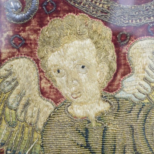 Red velvet dalmatic panel with appliqués of angels. Spanish, 16th century. - Religious Antiques Style 
