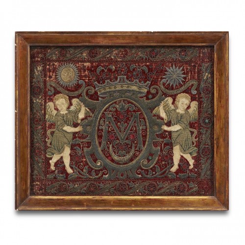 <= 16th century - Red velvet dalmatic panel with appliqués of angels. Spanish, 16th century.