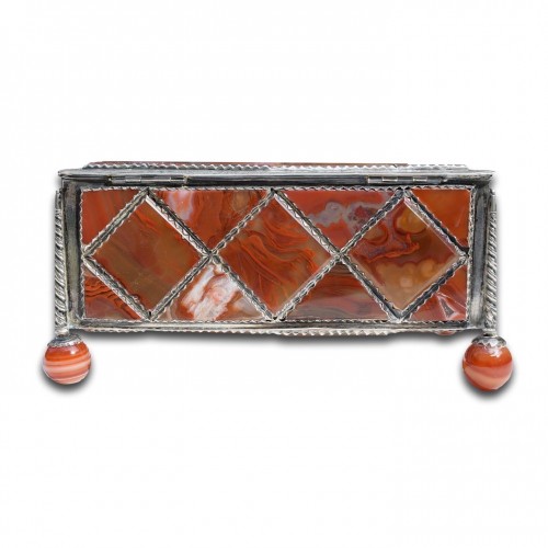 Coffret en argent serti de panneaux arlequins d'agate, Allemagne XVIIIe siècle - Objets de Vitrine Style 