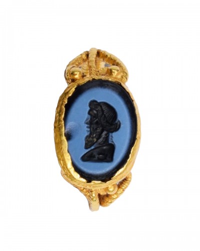 Ancient Roman gold ring with a nicolo intaglio of a bearded Bacchus as a he