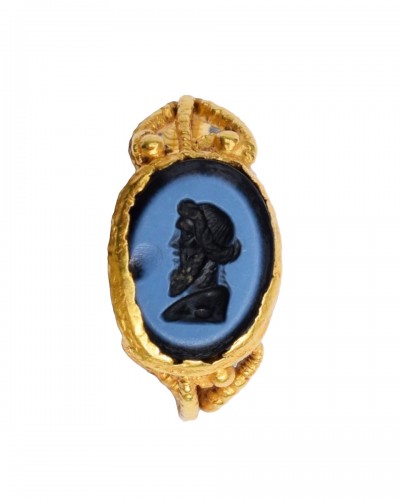 Bague en or de la Rome avec une intaille nicolo d'un Bacchus barbu en hermès