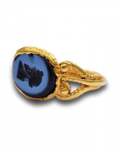 Archéologie  - Bague en or de la Rome avec une intaille nicolo d'un Bacchus barbu en hermès