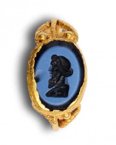 Ancient Roman gold ring with a nicolo intaglio of a bearded Bacchus as a he - 