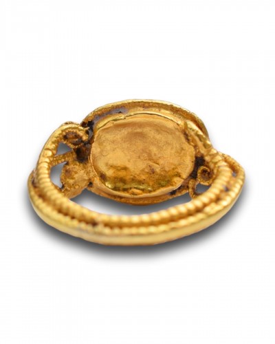 Antiquités - Bague en or de la Rome avec une intaille nicolo d'un Bacchus barbu en hermès