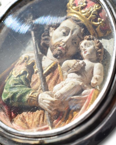 Antiquités - Pendentif avec un relief de Saint Joseph et l'Enfant Jésus. Mexicain, XVIIIe siècle