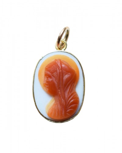 Agate cameo with a profile of the Madonna. Italian, early 19th century.