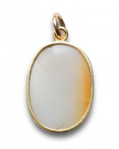 Antique Jewellery  - Agate cameo with a profile of the Madonna. Italian, early 19th century.