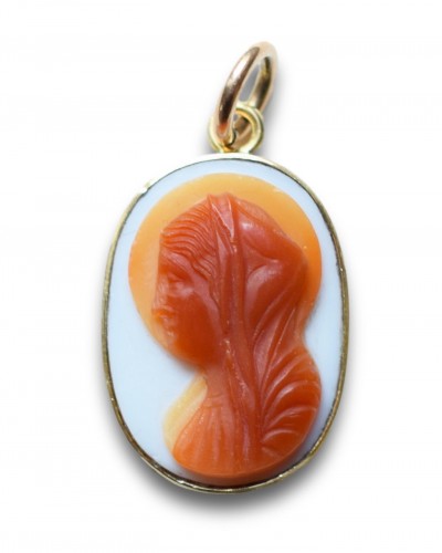 Antiquités - Agate cameo with a profile of the Madonna. Italian, early 19th century.