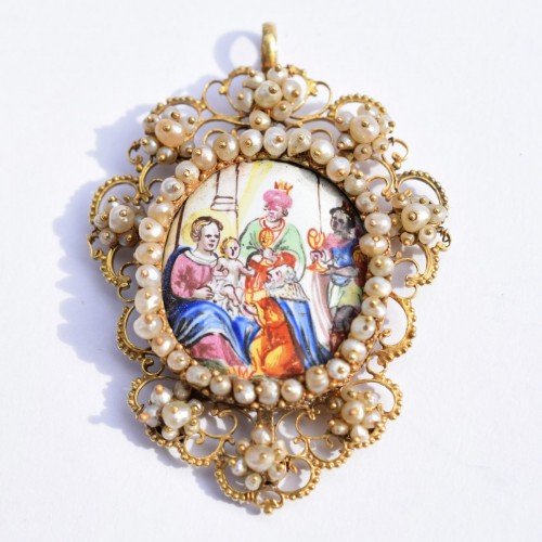 Antiquités - Devotional gold pendant with the Adoration of the Magi. Holland, 18th centu