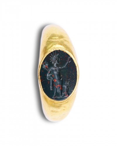 Roman ring with a bloodstone intaglio of Helios. Greco Roman, 2nd Century A - 