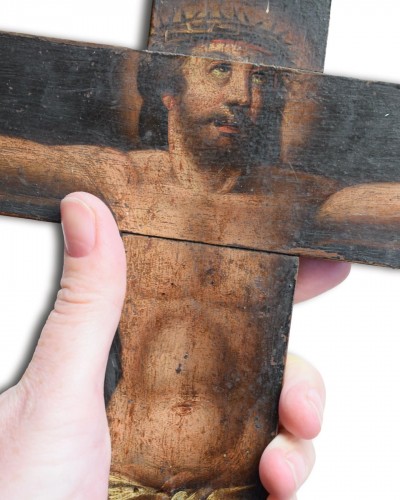 Walnut crucifix painted with the Cristo Vivo. Spain mid 17th century. - Religious Antiques Style 