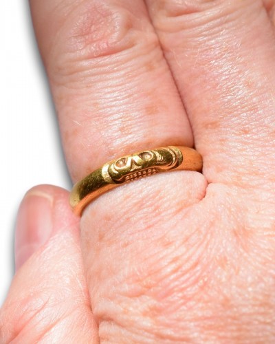 Antique Jewellery  - Substantial gold memento mori skull ring. English, early 18th century.