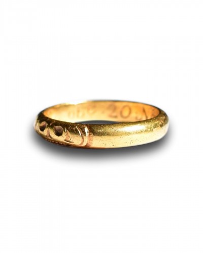  - Substantial gold memento mori skull ring. English, early 18th century.