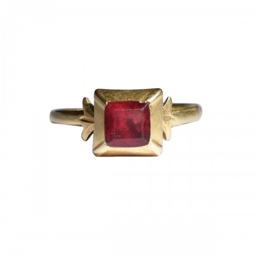 Gold ring set with a red-foiled glass paste, Italy 18th century