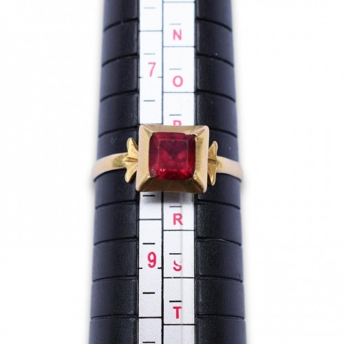 Bijouterie, Joaillerie  - Bague en or sertie d'une pâte de verre feuilletée rouge - Italie XVIIIe siècle